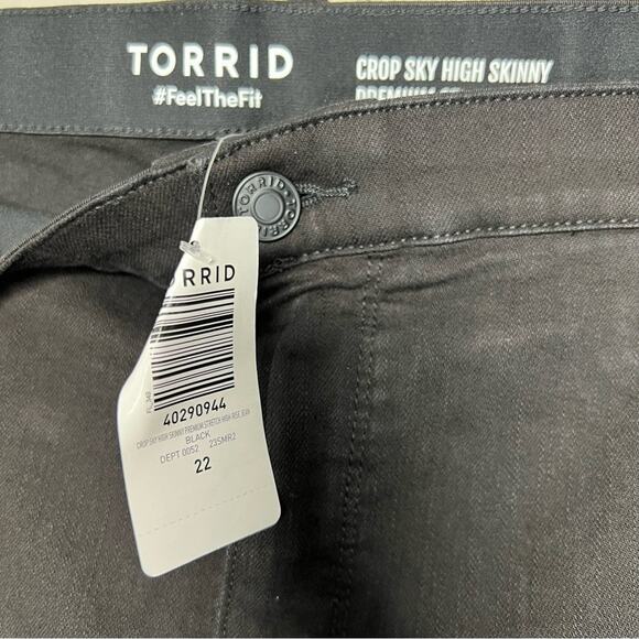Torrid distressed black jeans crop sky high skinny premium stretch size 22 NWT - Picture 4 of 4